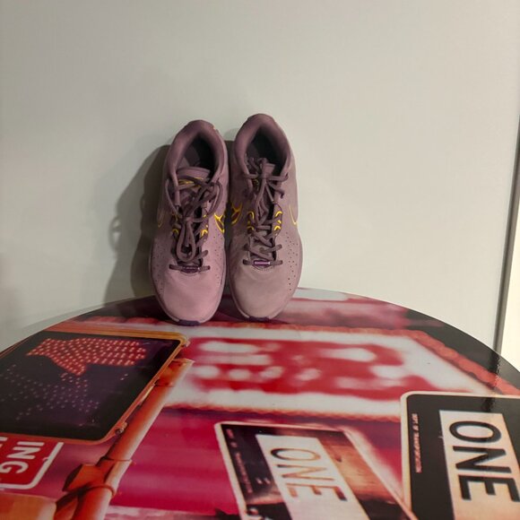 LeBron XXI Violet Dust/University Gold - Picture 4 of 4